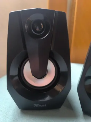 Colunas Trust com LED