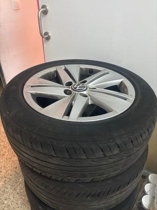 Neumáticos con llantas plateadas Volkswaken