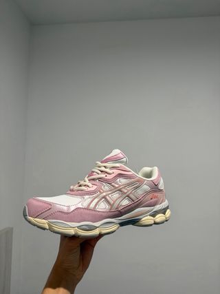 Zapatillas ASICS rosas y blancas