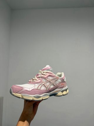 Zapatillas ASICS rosas y blancas