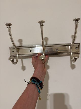 Perchero de pared plateado