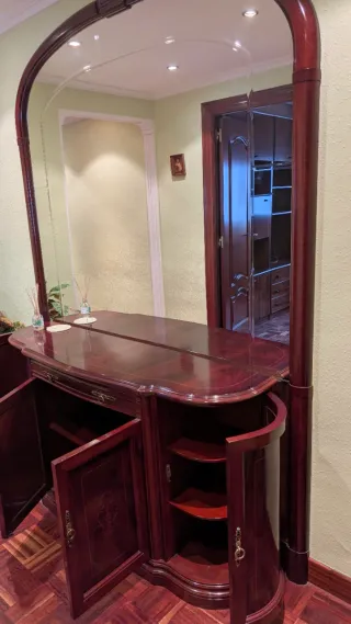 Aparador de madera con espejo