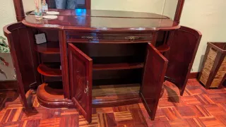 Aparador de madera con espejo