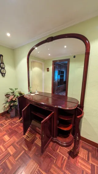 Aparador de madera con espejo