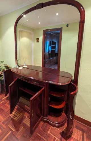 Aparador de madera con espejo