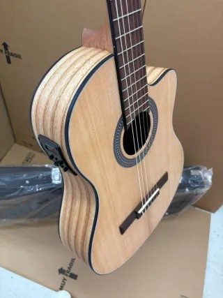 Guitarra Clásica Amplificada Cutaway