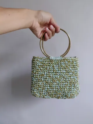 Bolso rafia e hilo dorado con asas redondas dorada