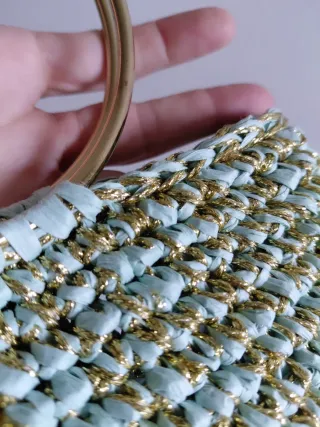 Bolso rafia e hilo dorado con asas redondas dorada