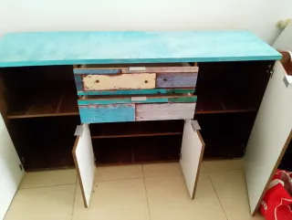 Mueble de madera multicolor