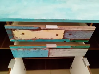 Mueble de madera multicolor