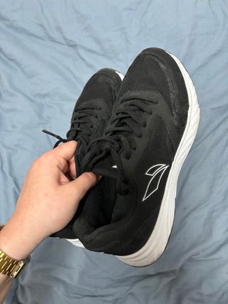 Zapatillas deportivas Ipso negras y blancas