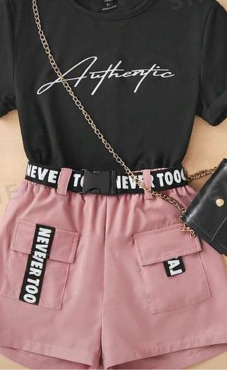 Conjunto camiseta y short rosa con cinturón Shein