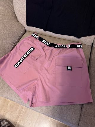 Conjunto camiseta y short rosa con cinturón Shein