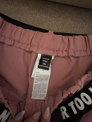 Conjunto camiseta y short rosa con cinturón Shein