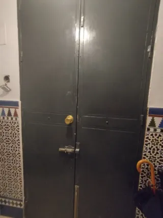 Puerta de entrada doble de hierro
