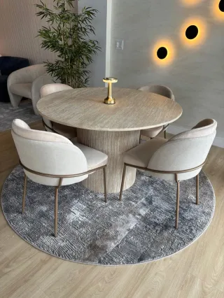 Mesa redonda beige piedra y madera