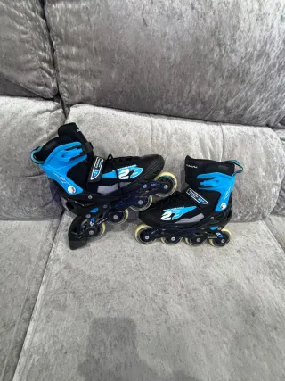 Patines en línea negros y azules en Perfectos