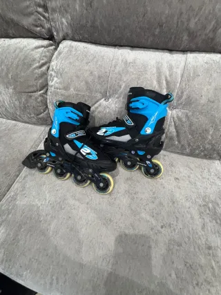 Patines en línea negros y azules en Perfectos