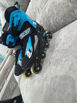 Patines en línea negros y azules en Perfectos