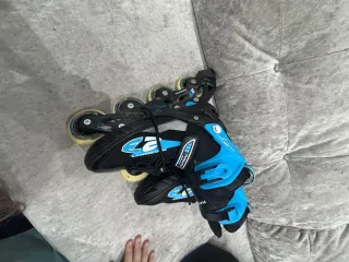 Patines en línea negros y azules en Perfectos
