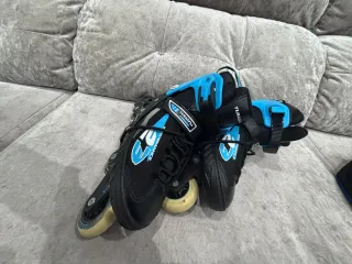 Patines en línea negros y azules en Perfectos