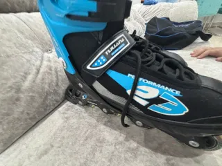 Patines en línea negros y azules en Perfectos