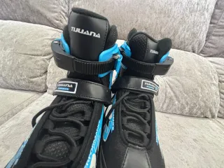 Patines en línea negros y azules en Perfectos