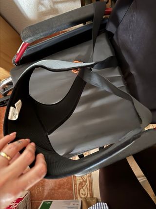 Dos sillas de ruedas y muletas, con cojín y arnés