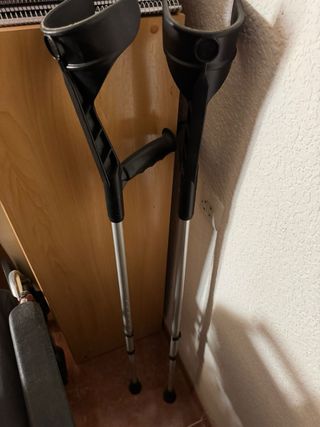 Dos sillas de ruedas y muletas, con cojín y arnés