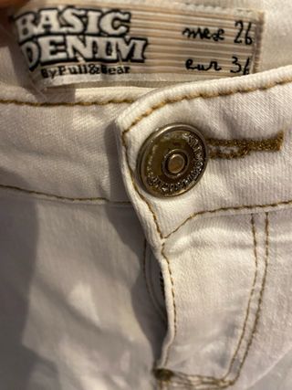 Pantalón corto blanco desgastado