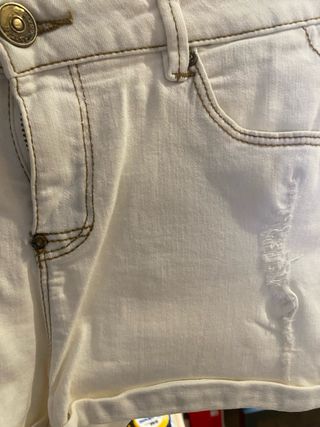 Pantalón corto blanco desgastado