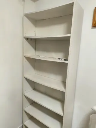 Estantería blanca de madera