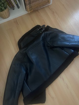Chaqueta negra efecto piel y borreguito