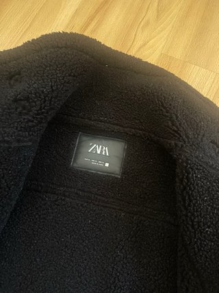 Chaqueta negra efecto piel y borreguito