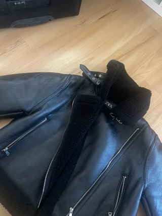 Chaqueta negra efecto piel y borreguito