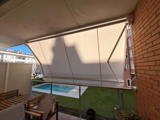 Toldo de lona beige de accionamiento manual