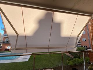Toldo de lona beige de accionamiento manual