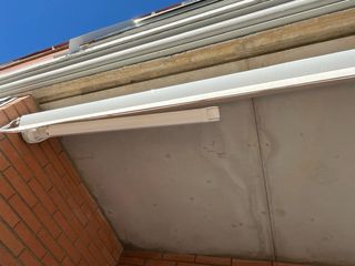 Toldo de lona beige de accionamiento manual