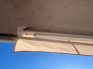 Toldo de lona beige de accionamiento manual