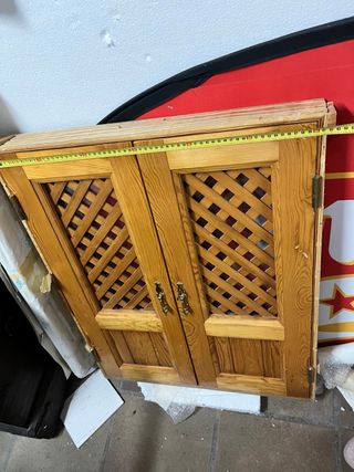 Puerta de pino macizo con celosía y cristal