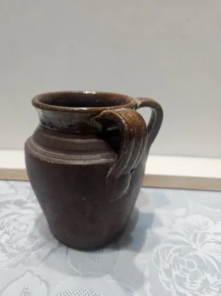 Brocca in ceramica marrone