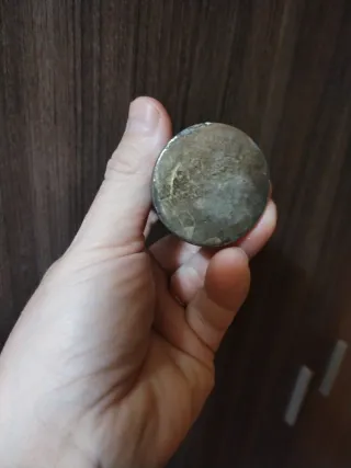 Copa de estaño con relieve