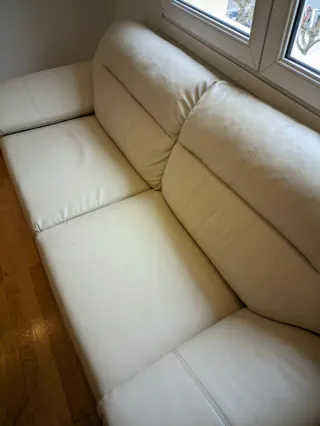 Sofá de piel beige