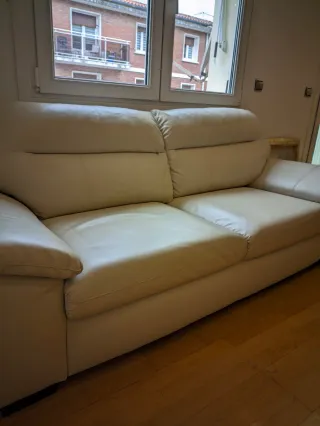 Sofá de piel beige