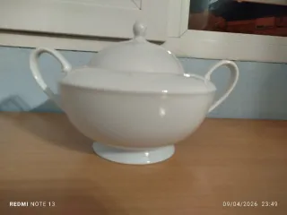 Sopera de porcelana blanca