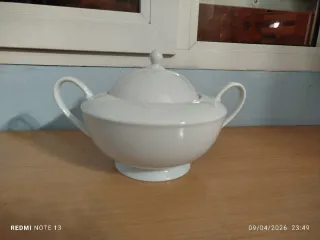 Sopera de porcelana blanca