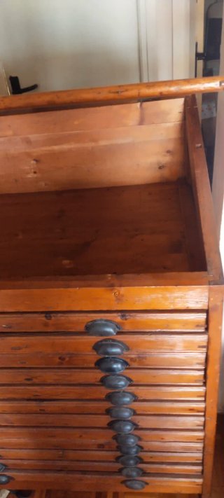 Cajonera de madera de antigua mercería