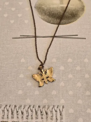 Cadena con colgante de mariposa.5,20 EUROS