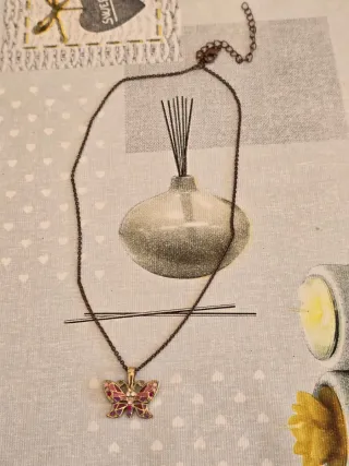 Cadena con colgante de mariposa.5,20 EUROS