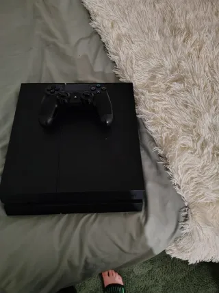 PS4 (PlayStation 4) Negra + 4 Juegos